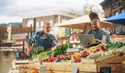homem idoso branco e mulher negra empreendedores em um comércio sustentável de rua - Assaí Atacadista