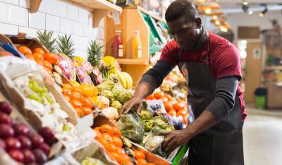 homem negro empreendedor concentrado trabalhando em um comércio-Assaí Atacadista