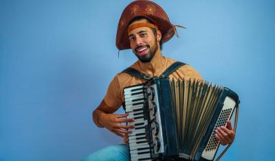 homem tocando sanfona instrumento musical de são joão - assaí atacadista