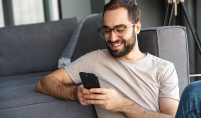 homem usando o app assaí no celular - assai atacadista