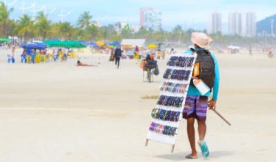 homem vendedor ambulante em uma praia - Assaí Atacadista - Imagem: Shutterstock