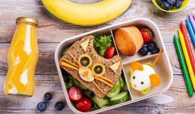 lancheira com alimentos saudavel no formato de gato e rato além de uma mesa com banana e outros itens - snacks para crianças - Assaí Atacadista
