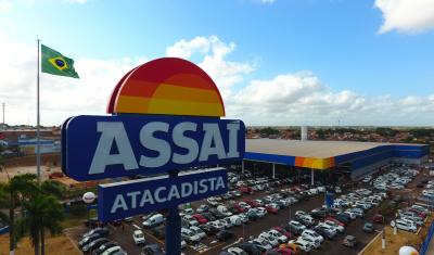 logo do Assaí Atacadista em uma fachada de uma loja com o estacionamento cheio de carros - Prêmio Reclame Aqui 2025