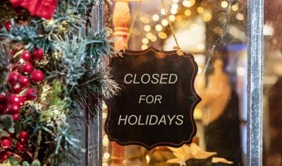 loja com placa de fechado para feriados - recesso de ano novo - Assaí Atacadista