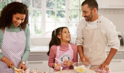 mãe pai e filha fazendo uma receita na cozinha felizes-receitas de desenhos-Assaí Atacadista