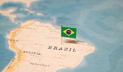 mapa do Brasil com uma minibandeira fincada - verão 2025 - Assaí Atacadista