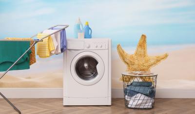 máquina de lavar, cesto e varal com roupas estendidas em uma lavanderia com papel de parede de praia - lavar roupas de praia - Assaí Atacadista