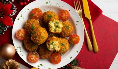 mesa com decoração de natal e um prato branco com bolinhos de grão de bico - Assaí Atacadista - natal vegetariano