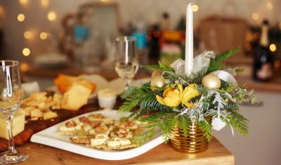 mesa com decoração e prato com entrada de ano novo - Assaí Atacadista