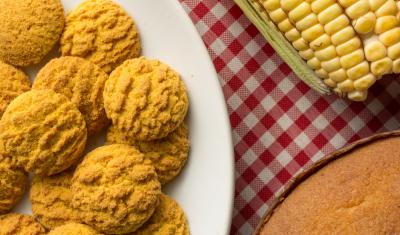mesa com doces juninos incluindo biscoitos de festa junina - Assaí Atacadista
