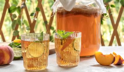 mesa com dois copos e uma jarra de kombucha - Assaí Atacadista