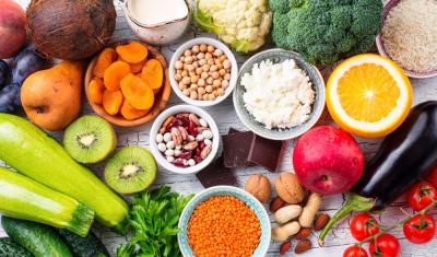 mesa com frutas, legumes, verduras e outros alimentos - dia de feira - Assaí Atacadista