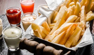 mesa com pequenos potes de molhos para batata frita - Assaí Atacadista