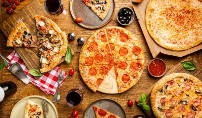 mesa com pizza diferente inteira e em fatia - Assaí Atacadista