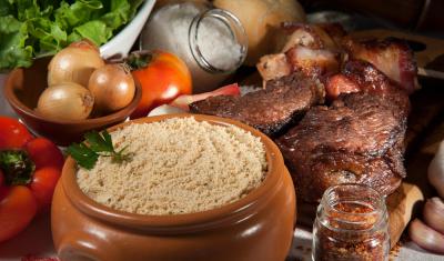mesa com pote de farinha com um frasco de temperos do lado e alimentos atrás-Yoki e Kitano-Assaí Atacadista