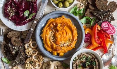 mesa com potes de patê vegetariano, além de outros alimentos - Assaí Atacadista