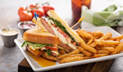 mesa com um prato com um sanduíche e lanches-Assaí Atacadista-produtos Sadia