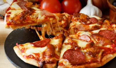 mesa com uma pizza irresistível em fatias-Hellmanns-Unilever Alimentos-Assaí Atacadista