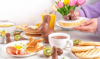 mesa com vários pratos com refeições-saúde na páscoa-Assaí Atacadista