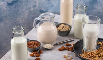 mesa com vários recipientes com bebidas vegetais-Assaí Atacadista