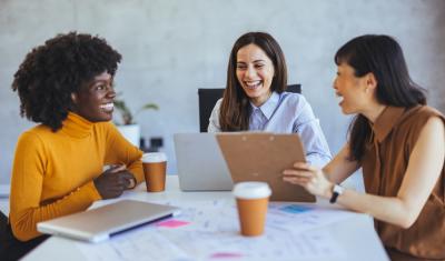 mesa de escritório com três mulheres-Assaí Atacadista-mentoria para mulheres