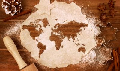 mesa de madeira com mapa global ilustrado na farinha-Assaí Atacadista-pratos típicos de Natal