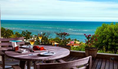 mesa de uma hospedagem com vista para o mar de porto seguro - acomodações de carnaval - Assaí Atacadista