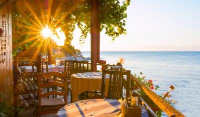 mesas e cadeiras da parte externa de um restaurante lucrativo - Assaí Atacadista