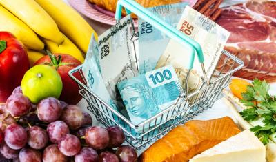 minicarrinho de compras com notas de dinheiro dentro e alimentos em volta - Prêmio Academia Assaí 2024 - Assaí Atacadista