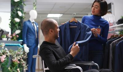 mulher asiatica atendendo homem negro pcd em uma loja de roupas - clientes insatisfeitos - Assaí Atacadista