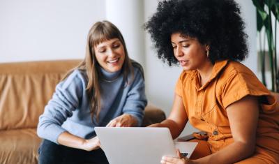 mulher branca e mulher negra empreendedoras - simples nacional - Assaí Atacadista