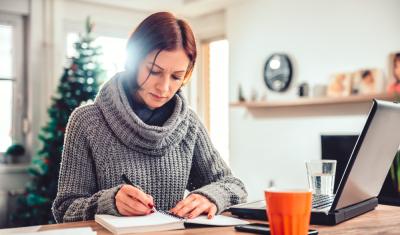 mulher branca empreendedora fazendo a analise do desempenho anual do negócio - assaí atacadista