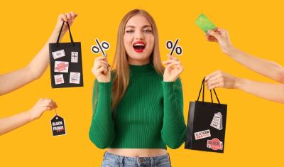 mulher branca surpresa com várias opções de compra - Black Friday 2024 - Assaí Atacadista