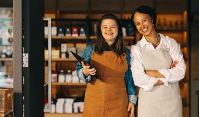 mulher com sindrome de down e mulher negra empreendedora representando diversidade - assaí atacadista