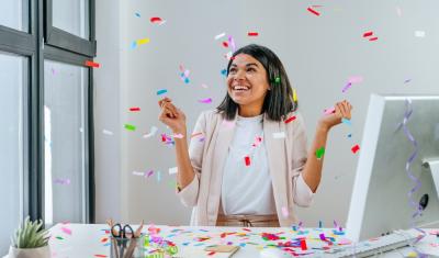 mulher comemorando o aniversário do negócio - assaí atacadista