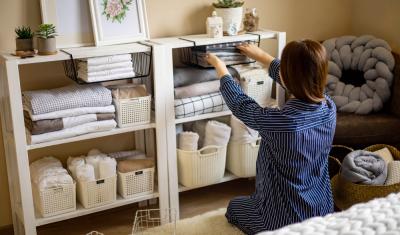 mulher fazendo a organização de tecidos - Assaí Atacadista