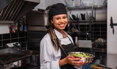 mulher negra empreendedora alimenticia em um restaurante - Prêmio Academia Assaí 2024 - Assaí Atacadista