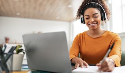 mulher negra fazendo cursos de capacitação gratuitos na academia assaí - assaí atacadista