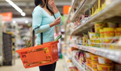 mulher olhando para a prateleira de produtos de um comércio - Especial do Comerciante - Assaí Atacadista