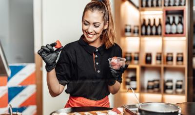 mulher preparando receita de crepe para ganhar dinheiro no verão - assaí atacadista