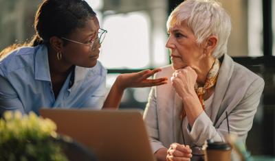 mulher preta jovem com expressão de confusa e mulher branca idosa séria - Assaí Atacadista - dia do empreendedor