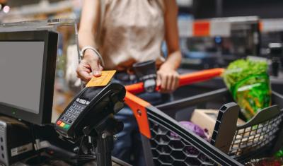 mulher usando as formas de pagamento do assaí atacadista