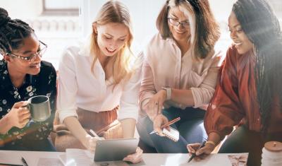 mulheres empreendedoras diversas reunidas olhando para um tablet - empreendedorismo feminino - Assaí Atacadista