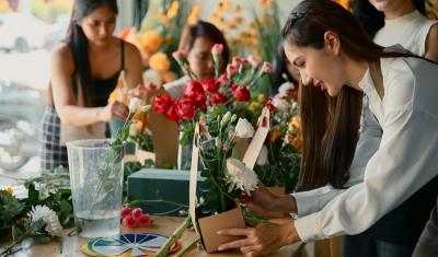 mulheres participando de um evento de dia das mães com um workshop sobre flores-Assaí Atacadista