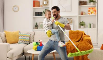 pai e filha brancos brincando e limpando a casa com produtos de limpeza - Festival de Limpeza Assaí Atacadista