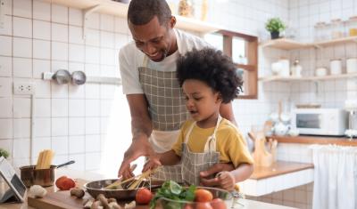 pai e filho cozinhando - presentes Dia dos Pais - Assaí Atacadista