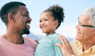 pai, filha e avô rindo - dia dos pais - assaí atacadista