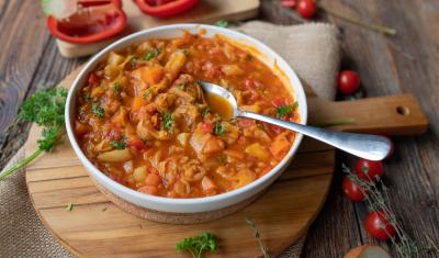 panela com sopa e uma colher - receitas de sopas - Assaí Atacadista