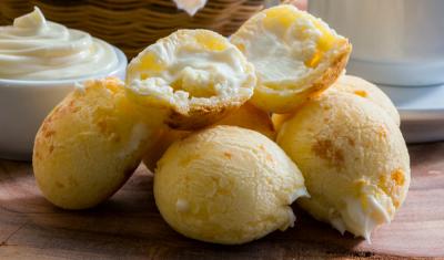pão de queijo recheado com requeijão-combinações brasilianas Polenghi-Assaí Atacadista