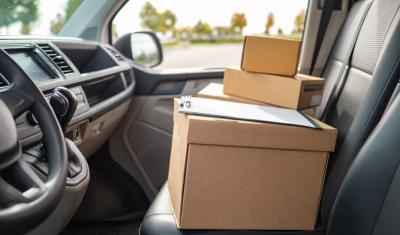 parte interna de um carro com caixas de papelão no banco - Assaí Atacadista - entrega com veículo